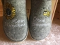 Preview: Tofee Damenhausschuhe Pantoffel Latschen Socken Hüttenschuhe "kein Blümchen ohne Bienchen" grau