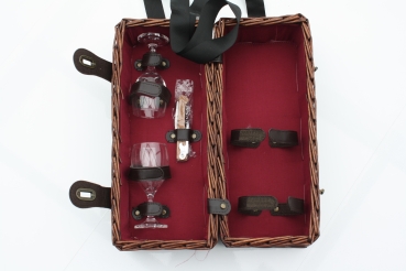 Picknick Weinkorb mit zwei Gläsern und Weinmesser - ohne abgebildeten Wein