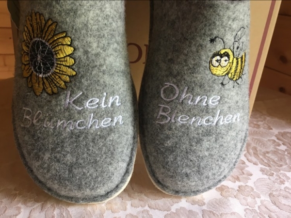 Tofee Damenhausschuhe Pantoffel Latschen Socken Hüttenschuhe "kein Blümchen ohne Bienchen" grau
